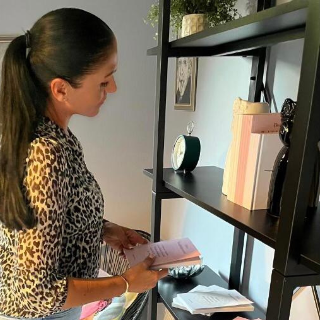 Meine Journals und Bücher Coach Radi vor ihren Journals und Büchern
